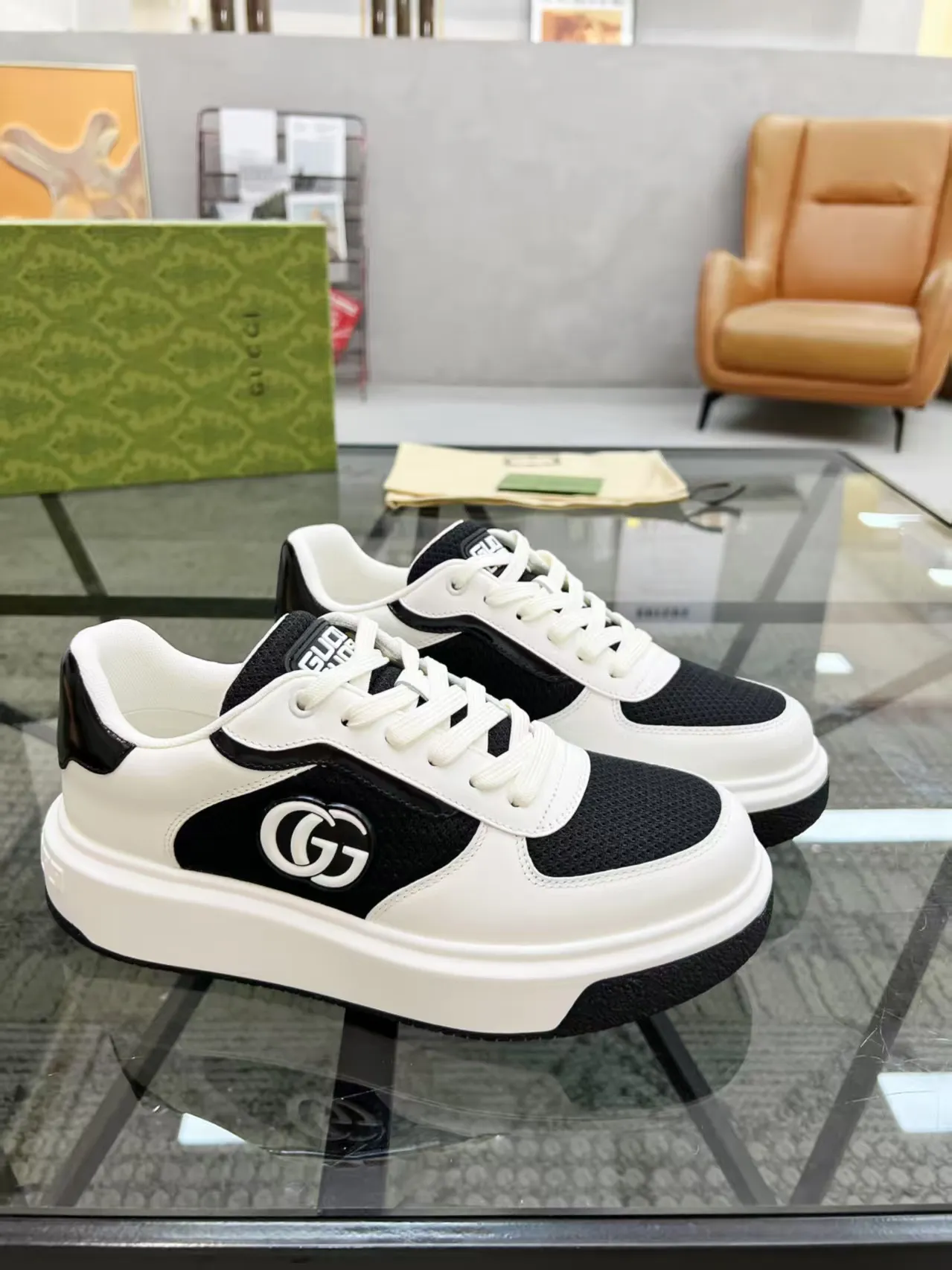 P440 new men's shoes GUCCI [Lightning] latest shoes are shipped. Original quality, fashionable, made of special materials, sheepskin lining, brand new packaging. The foot feels super comfortable and the workmanship is impeccable. Size: 38-45